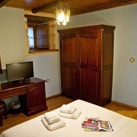 Archontiko Hatzipanayioti Leonidio Bagian luar foto