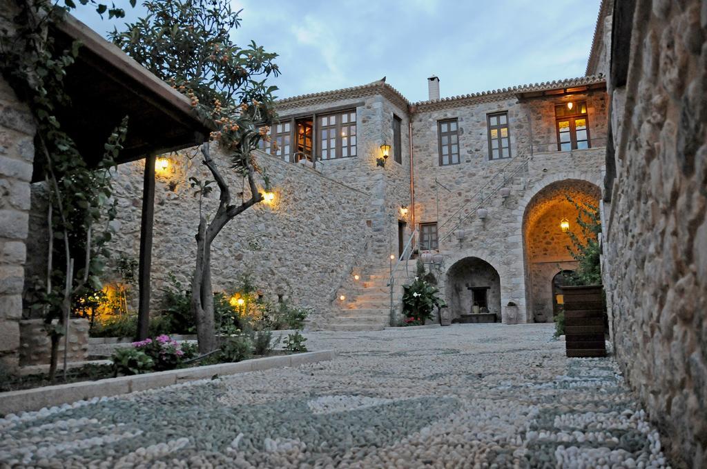 Archontiko Hatzipanayioti Leonidio Bagian luar foto